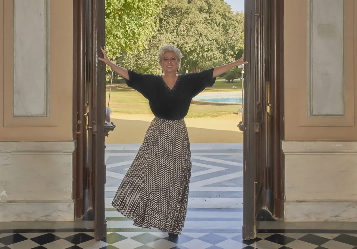 Imagen de Silvia abriendo una puerta